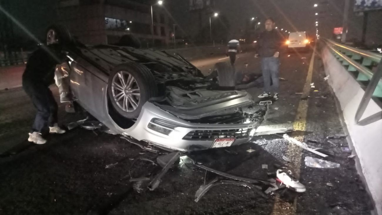 Volcadura de auto en segundo piso de Periférico, deja un muerto con dirección a Naucalpan