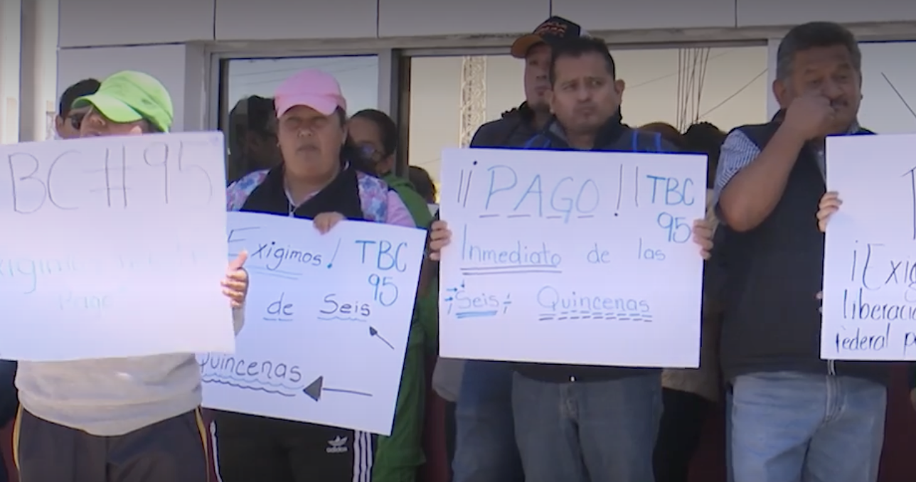 Maestros de la modalidad de telebachilleratos en Puebla se manifestaron frente a las instalaciones de la Secretaría de Educación para denunciar la falta de pagos