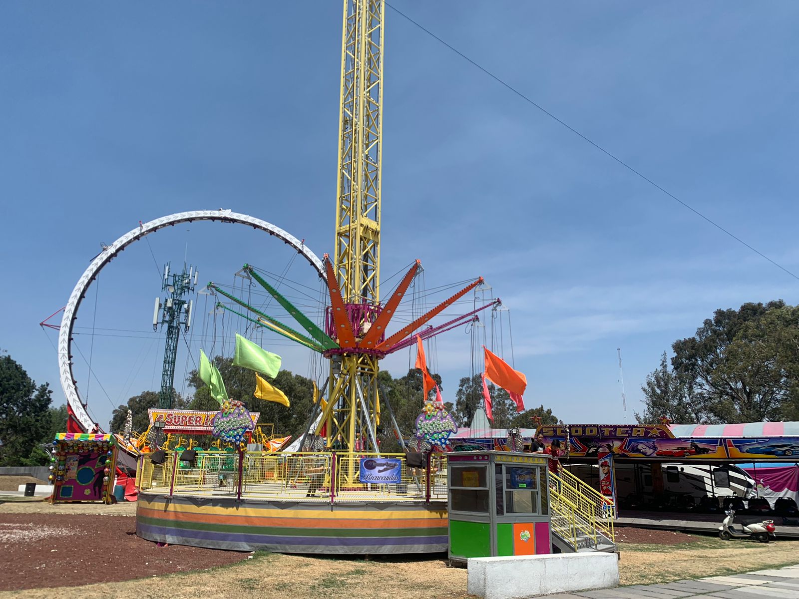 Trabajador cae desde estructura durante instalación de la Feria de Puebla 2026; este es su estado de salud