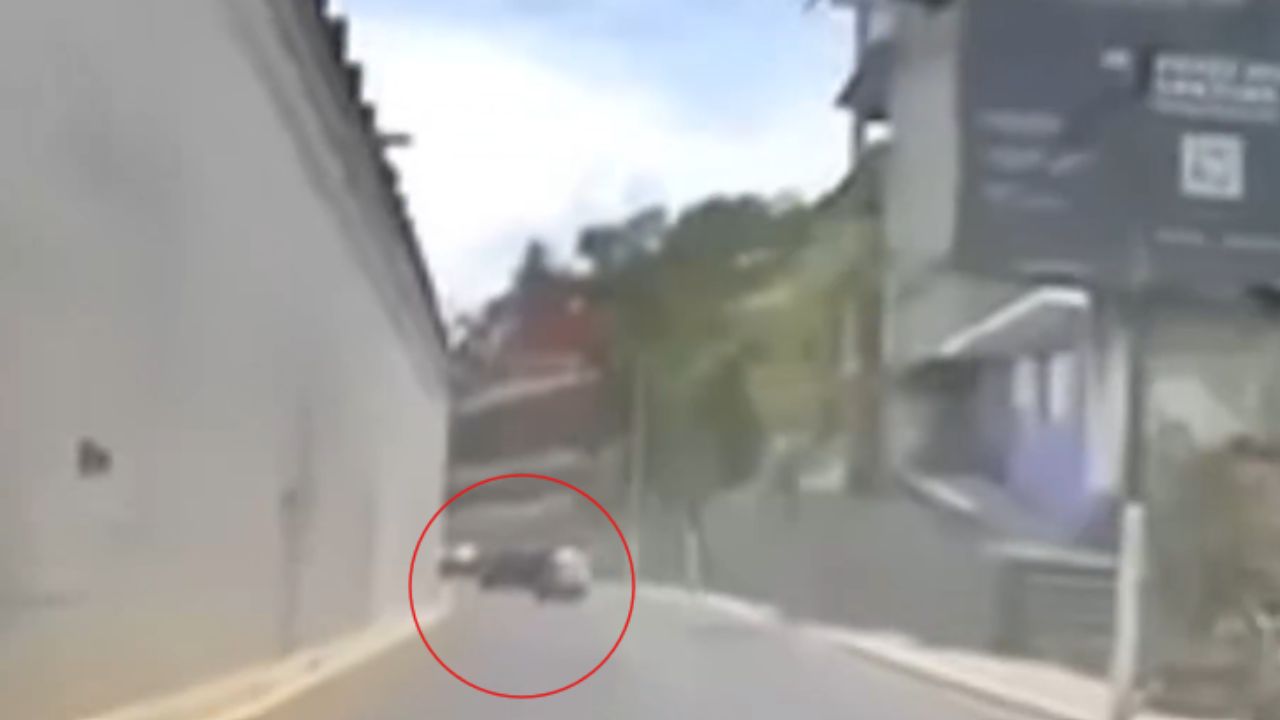 VIDEO FUERTE: Captan momento exacto en que tinaco cae desde edificio y golpea a pareja