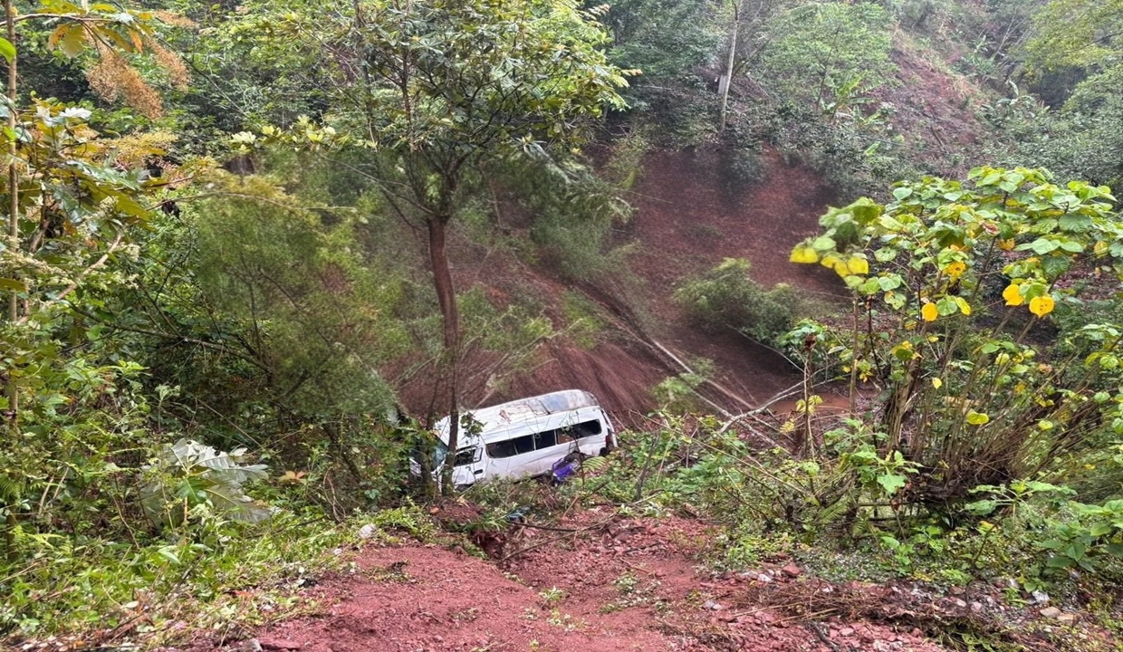 Se registra volcadura de combi en la carretera interserrana de Puebla HOY