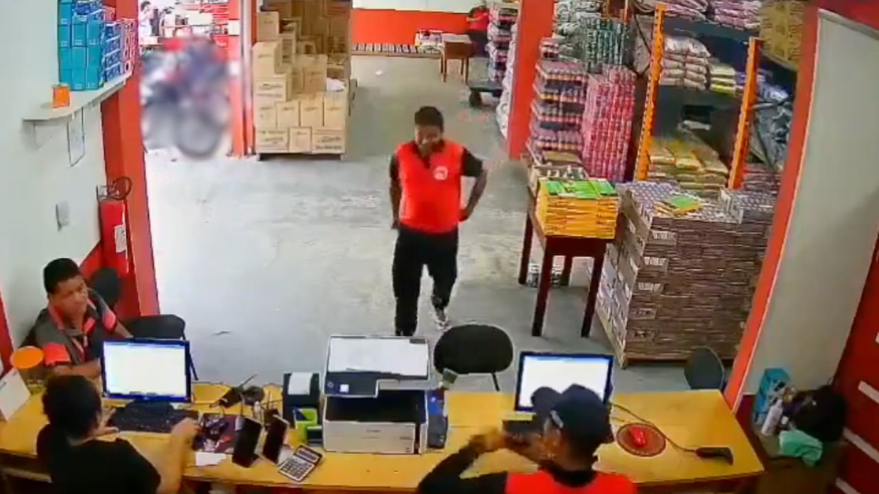 VIDEO FUERTE: Empleados enfrentan a ladrones con machetes y se vuelven virales