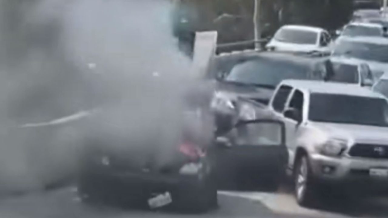 🚨Se incendia auto hoy lunes en la garita Ready Lane de San Ysidro en