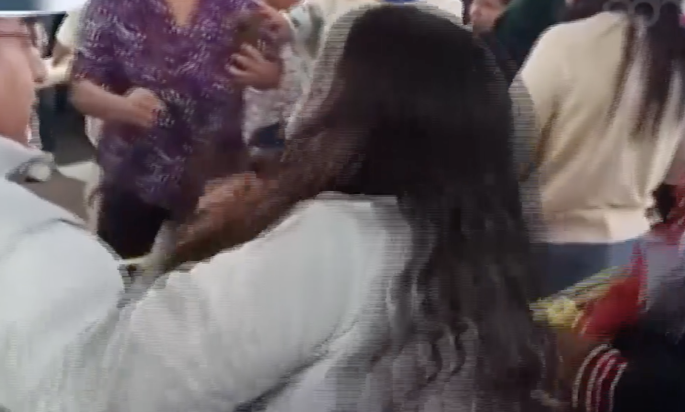 ¡SIN LIBERTAD DE EXPRESIÓN! Total incongruencia: Funcionario público del gobierno de Alejandro Armenta fue captado arrebatando y jalando lonas y pancartas durante una protesta en San José Chiapa