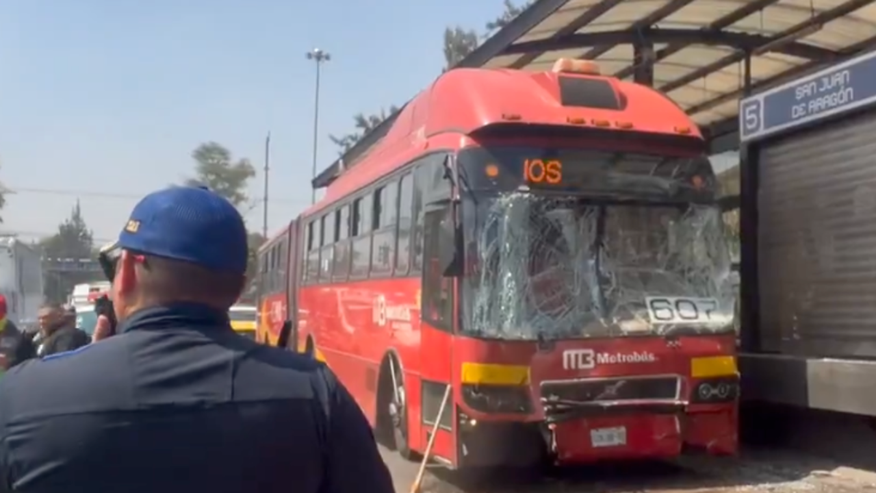 IMÁGENES FUERTES: Accidente entre dos unidades del Metrobús deja más de una decena de heridos