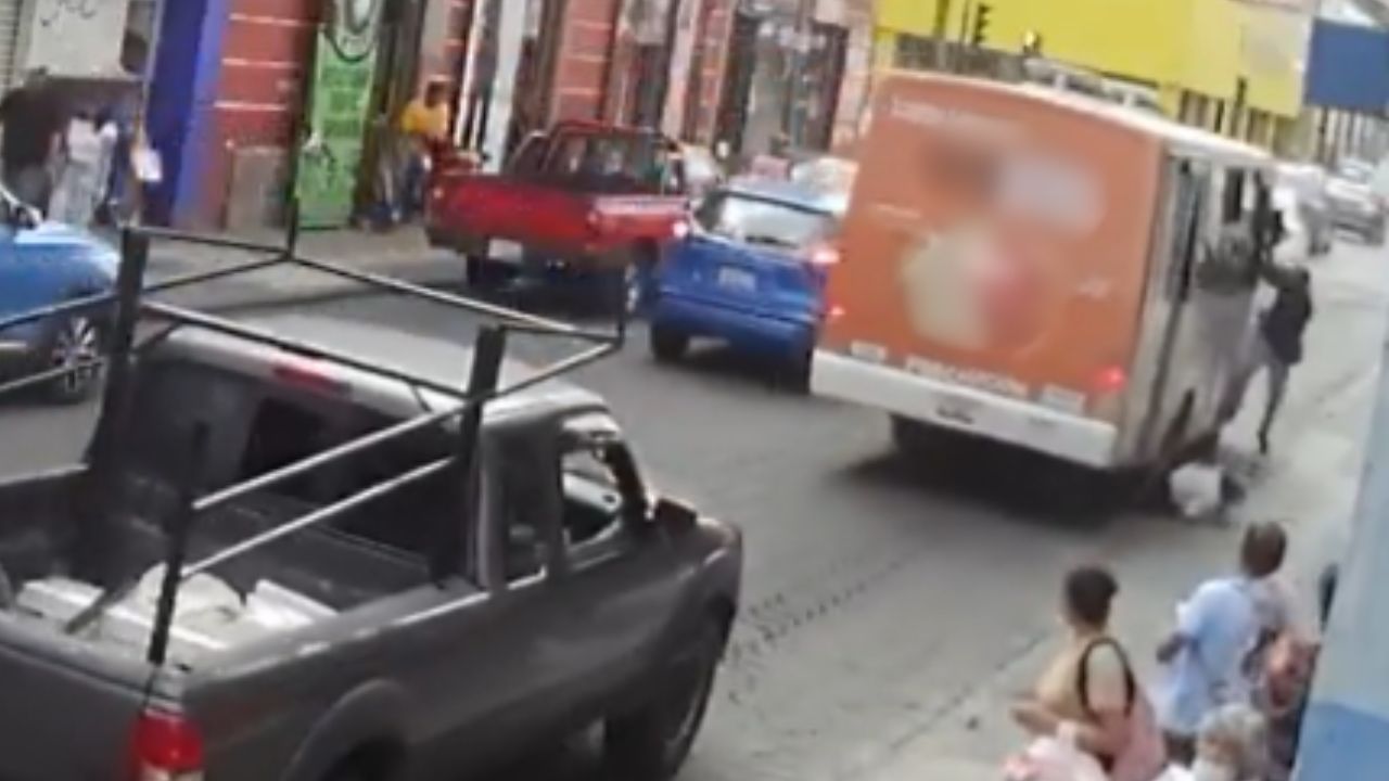 VIDEO FUERTE: Captan momento exacto en que ruta 76 atropella a mujer en el Centro Histórico HOY jueves