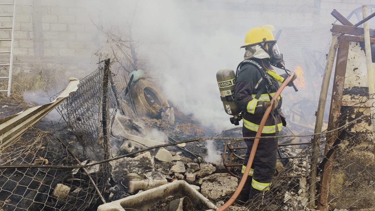 Incendio consume vivienda en Lomas de San Miguel sin dejar lesionados