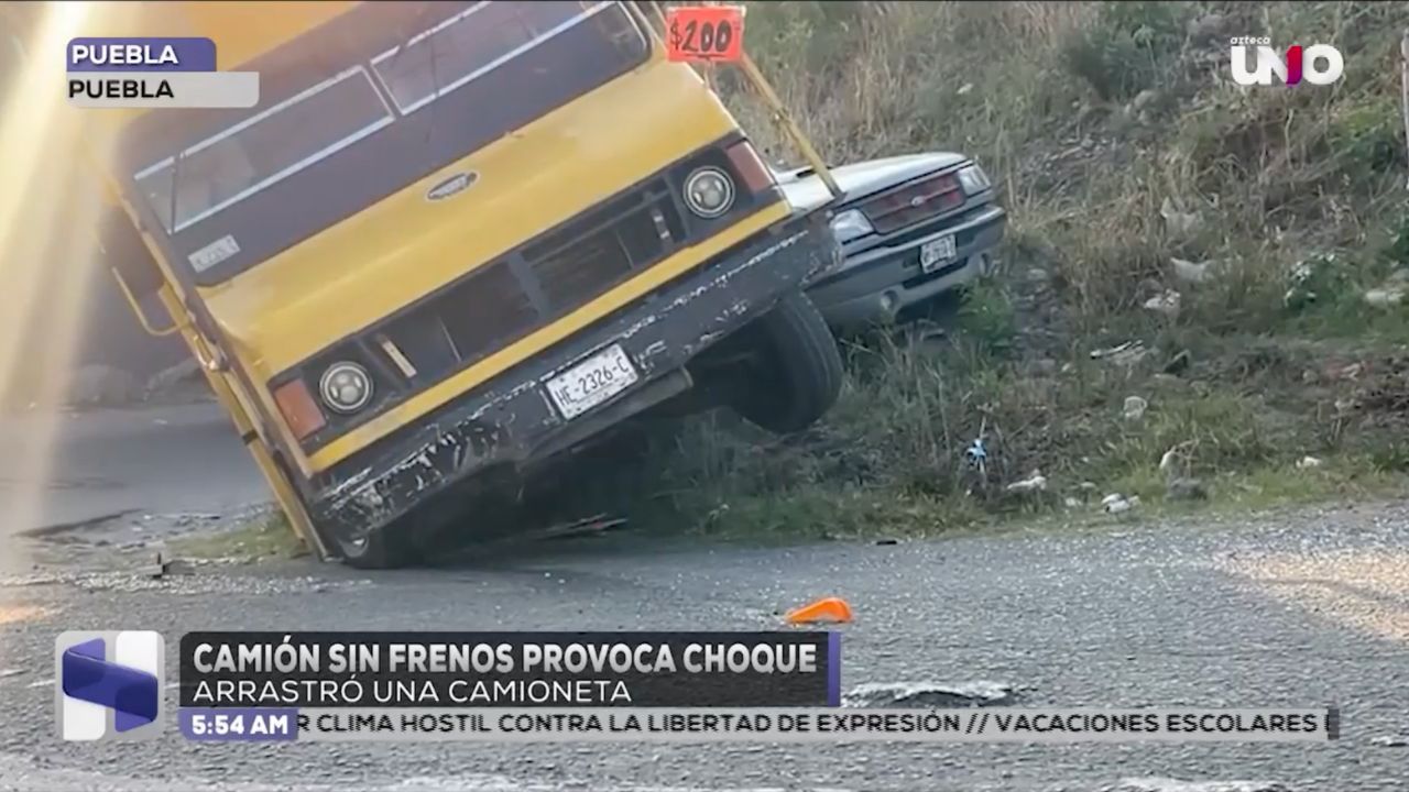 Camión sin frenos provoca choque: arrastró una camioneta