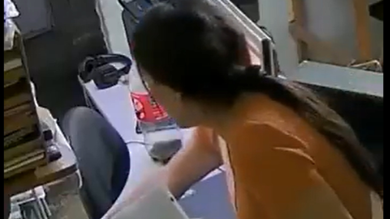 VIDEO: Aprovechó el descuido y vació la caja; así roba esta mujer una papelería en Tultitlán
