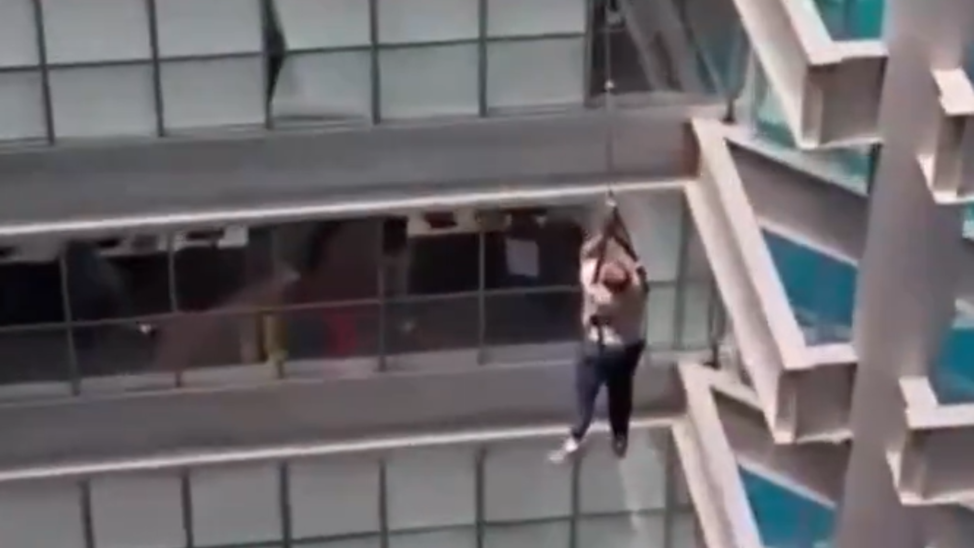 VIDEO Hombre muere tras caer de un edificio en Brasil; así ocurrió el hecho