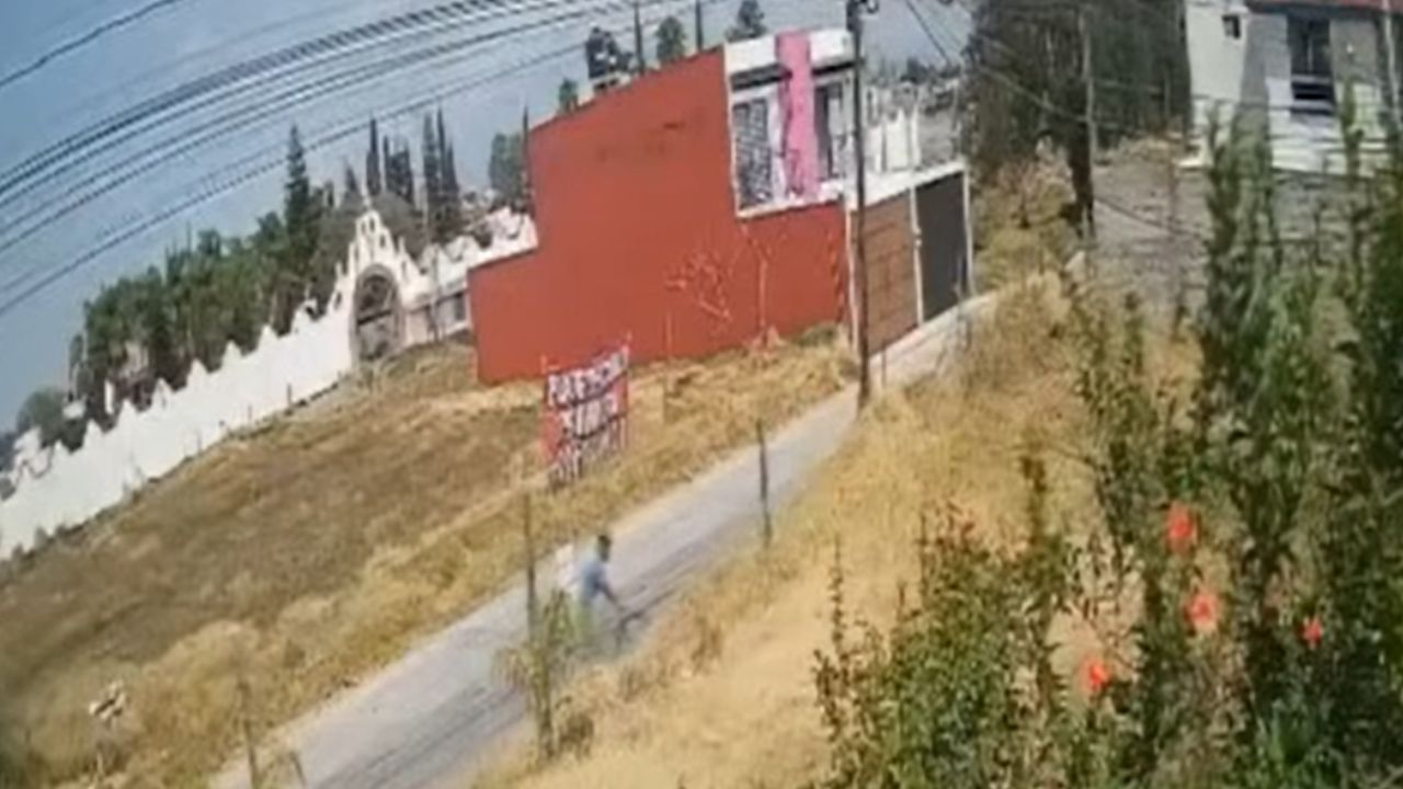 VIDEO: Captan a sujeto provocando incendio de pastizal en Cuautlancingo; este es su modus operandi