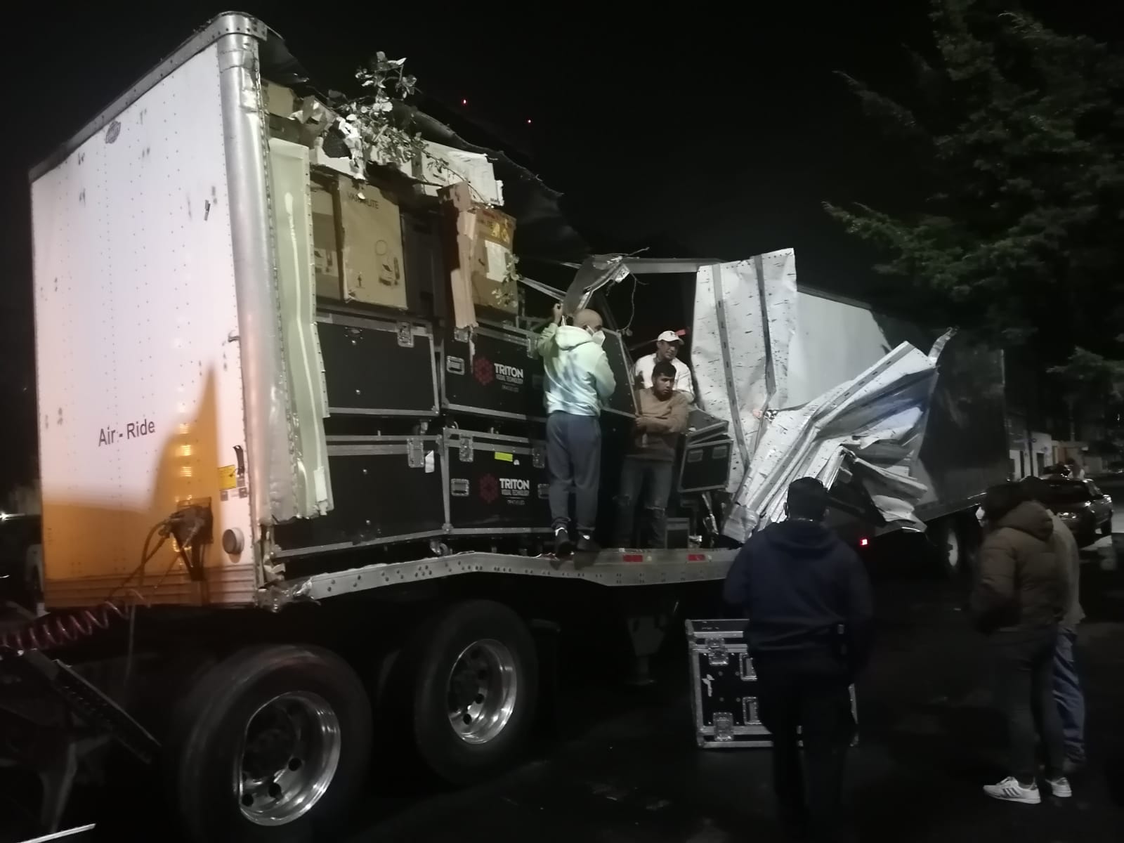 Tráiler se queda sin frenos y choca contra camiones de volteo en CDMX