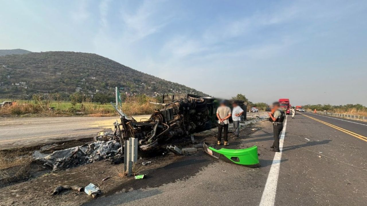 Tráiler quedó calcinado tras incendio en la autopista Siglo XXI hoy; paraliza circulación