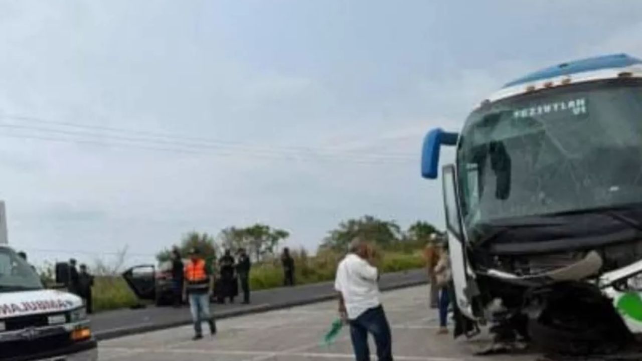 VIDEO: Captan momentos de pánico tras choque fatal contra autobús en la carretera Nautla-Cardel
