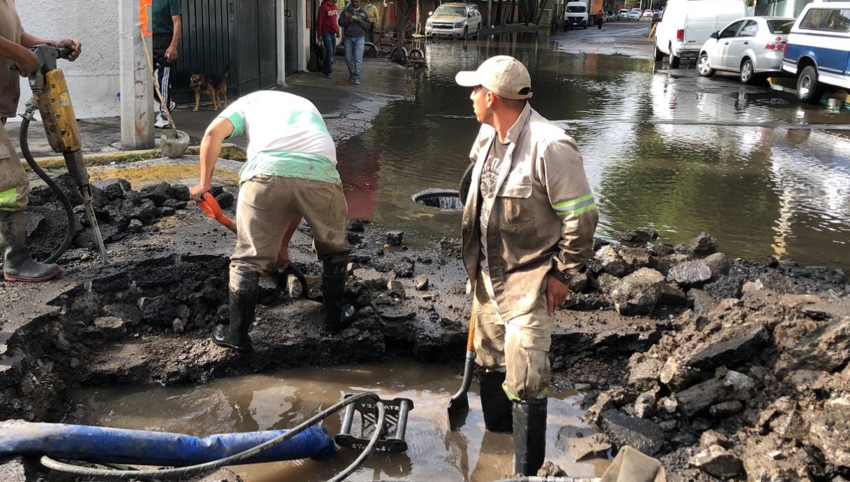 Se registra fuga de agua en calles de Tlalpan