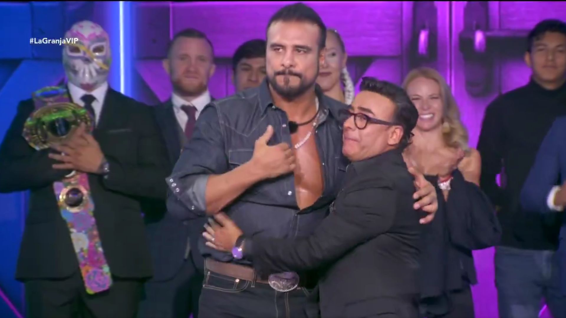 El patron llora con adal ramones en la granja vip