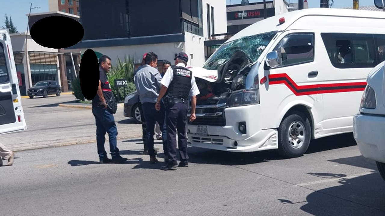 Ruta Flecha Azul se impactó contra una luminaria en el Boulevard Carmen Serdán
