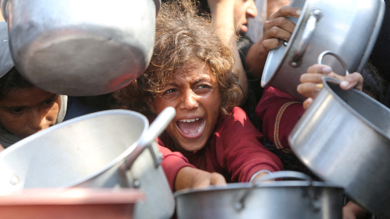 En Gaza luchan por sobrevivir al clima intenso y a la falta de alimentos