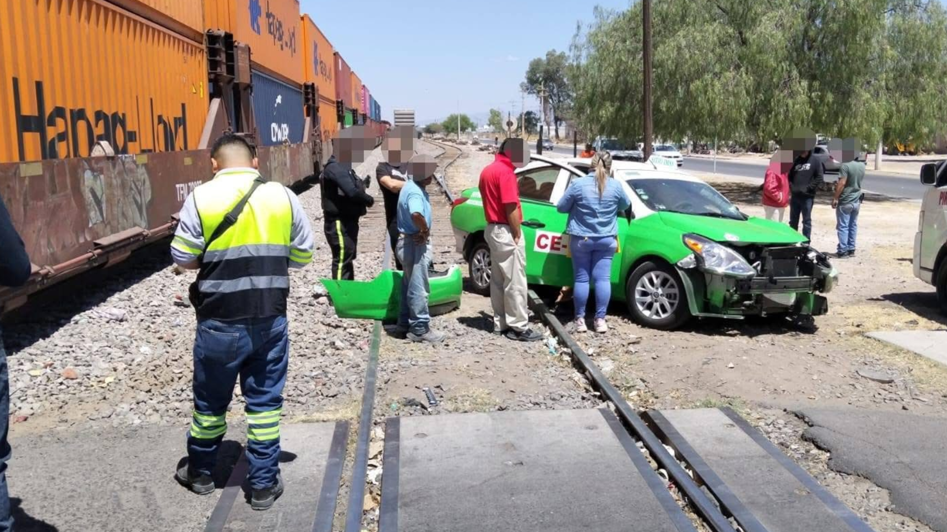 Taxista intenta ganarle el paso al tren y termina embestido en Celaya ...