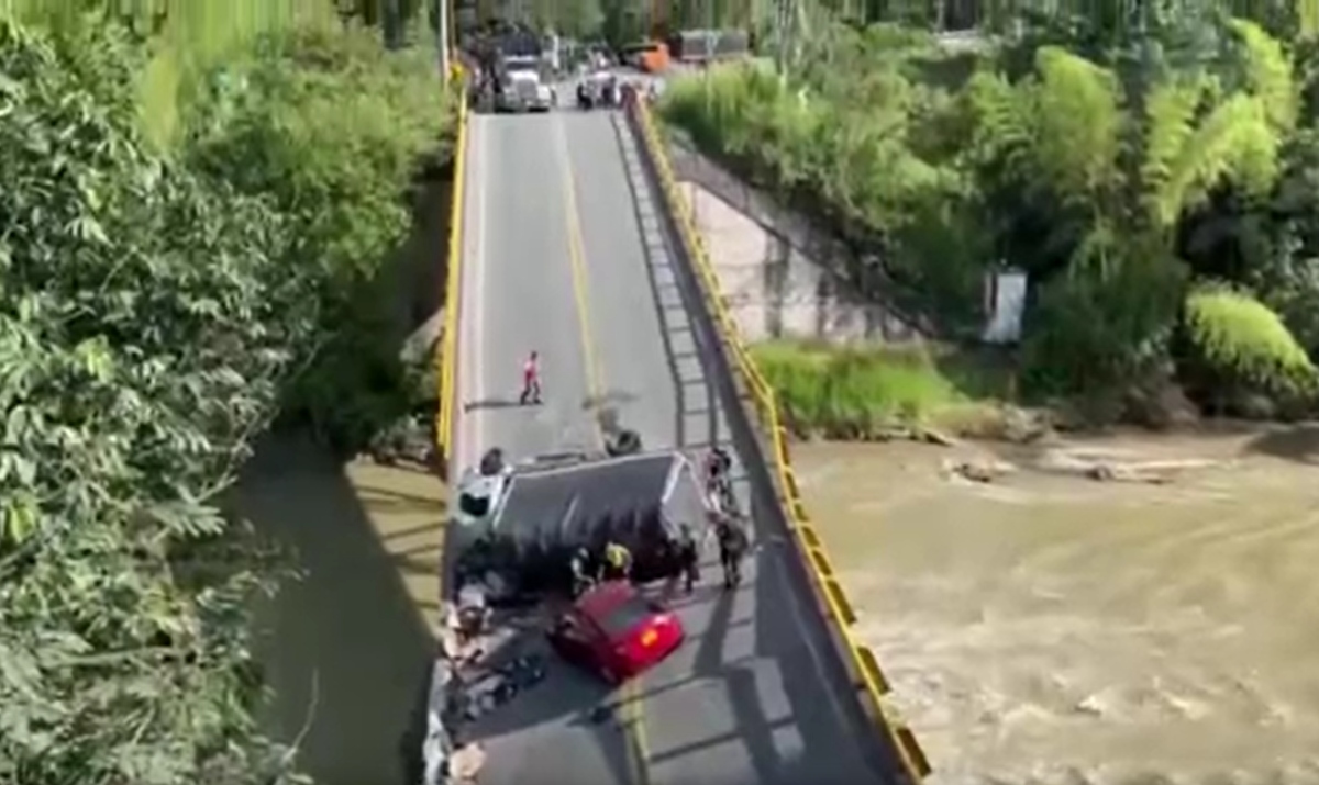 Derrumbe de puente vehicular en Colombia deja dos muertos y al menos 15 ...