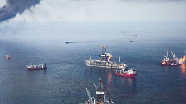 Pemex admite fuga tras negar derrame en Abkatún