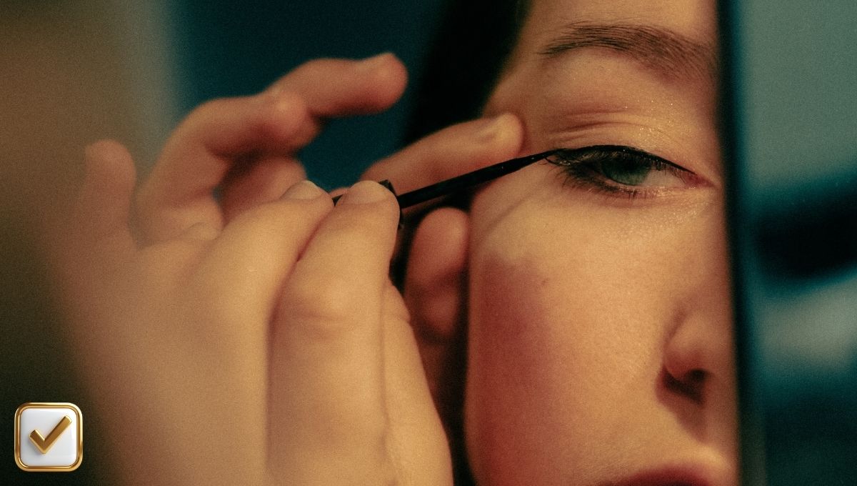 Este es el delineado perfecto para un look natural que rejuvenece la mirada