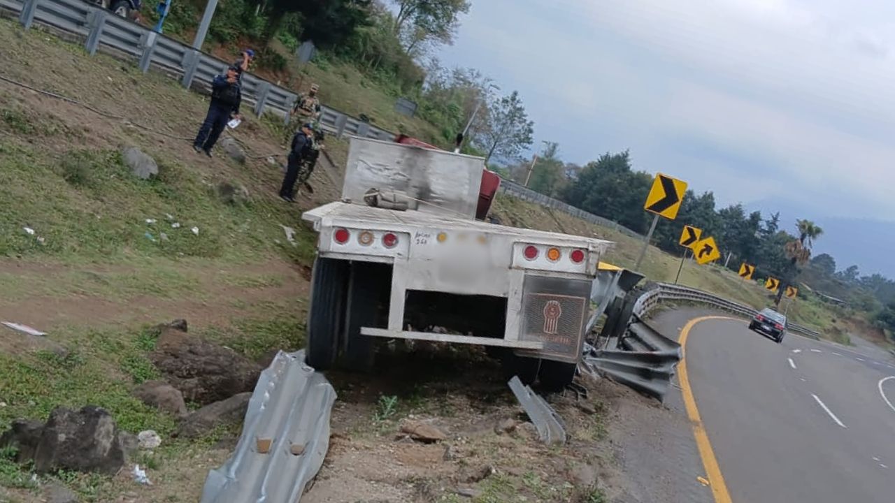 Tráiler se salió de la autopista Puebla–Orizaba hoy: Tráfico tras accidente