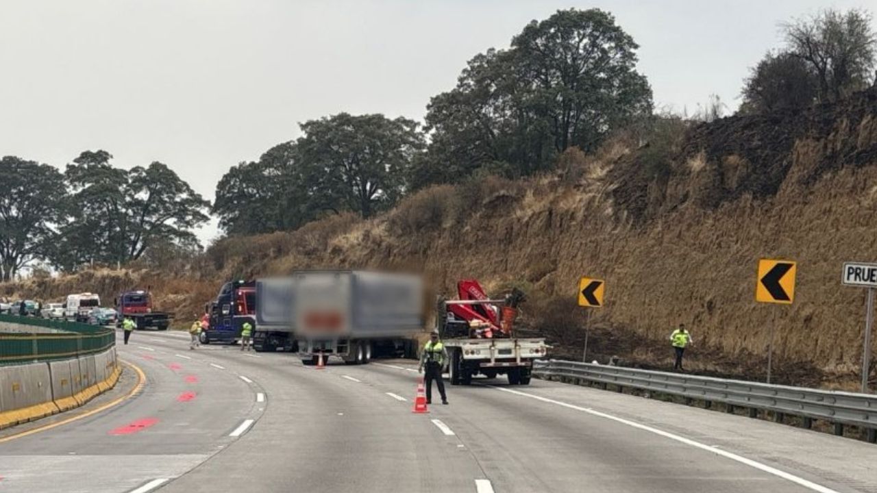 VIDEO: Lluvias dejan accidente sobre la autopista México–Puebla hoy; hay cierre y tráfico