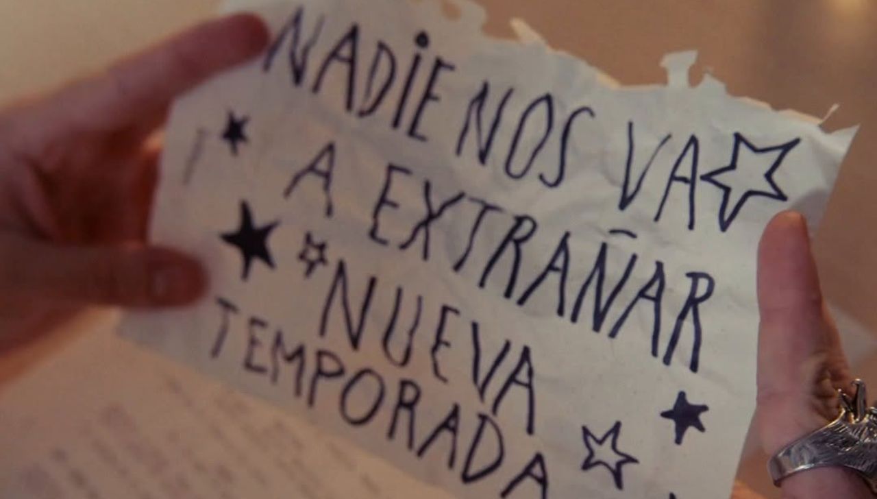 Grupo de amigos reunidos en una escena relacionada con la amistad y la adolescencia