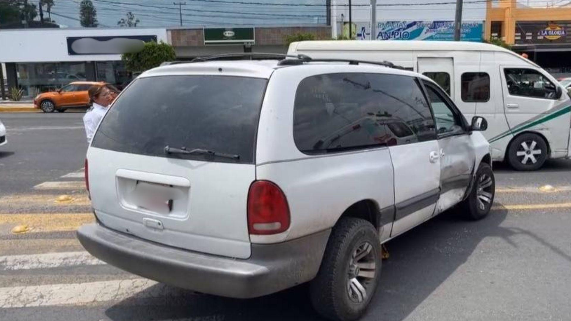 Incendian camioneta en fraccionamiento de Tehuacán; hay una lesionada