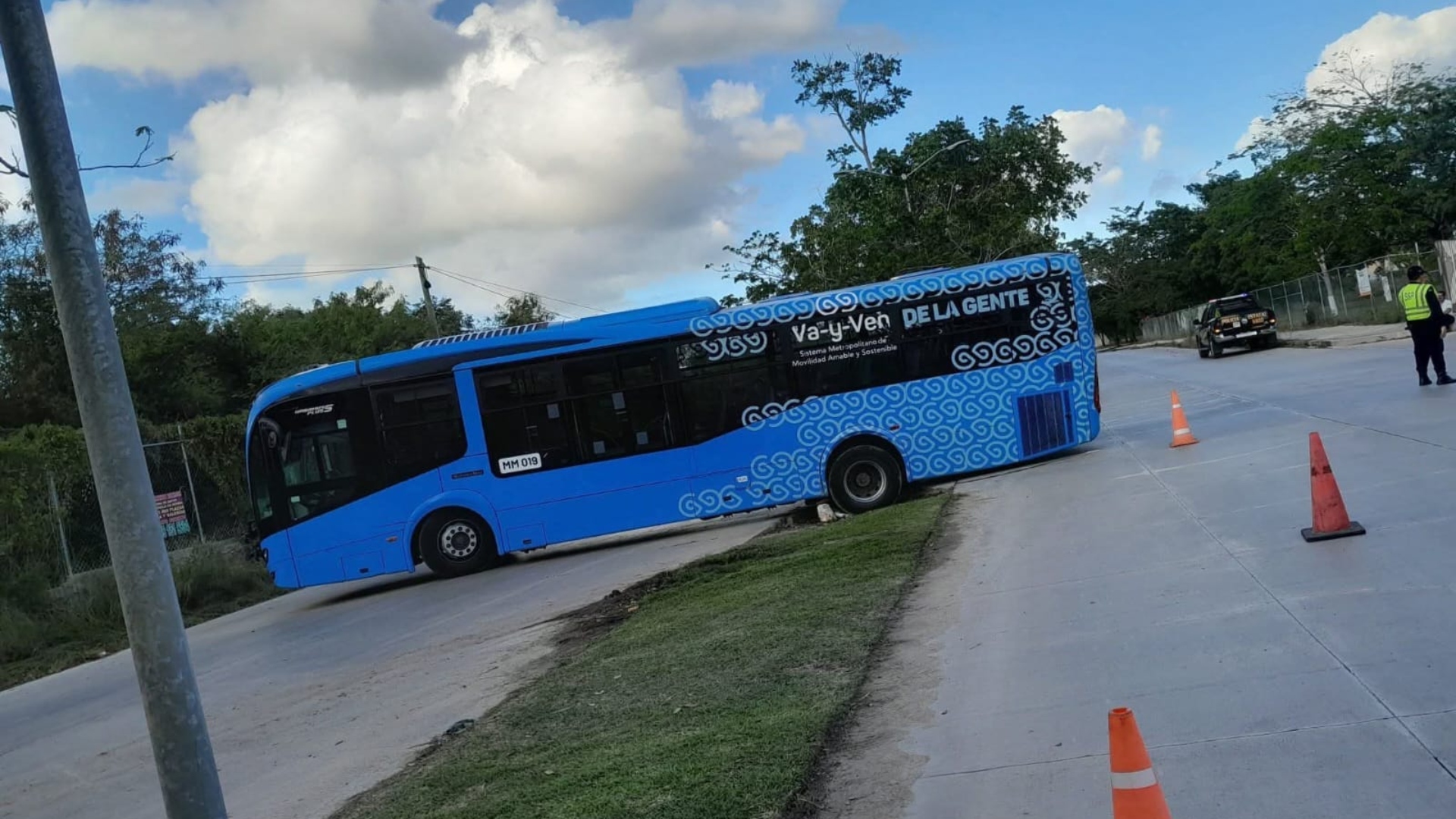Caos vial en Santa Gertrudis Copó por camión de Va y Ven atorado en avenida