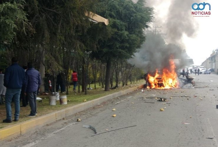 Taxi en llamas sobre la carretera México-Toluca tras transportar pirotecnia