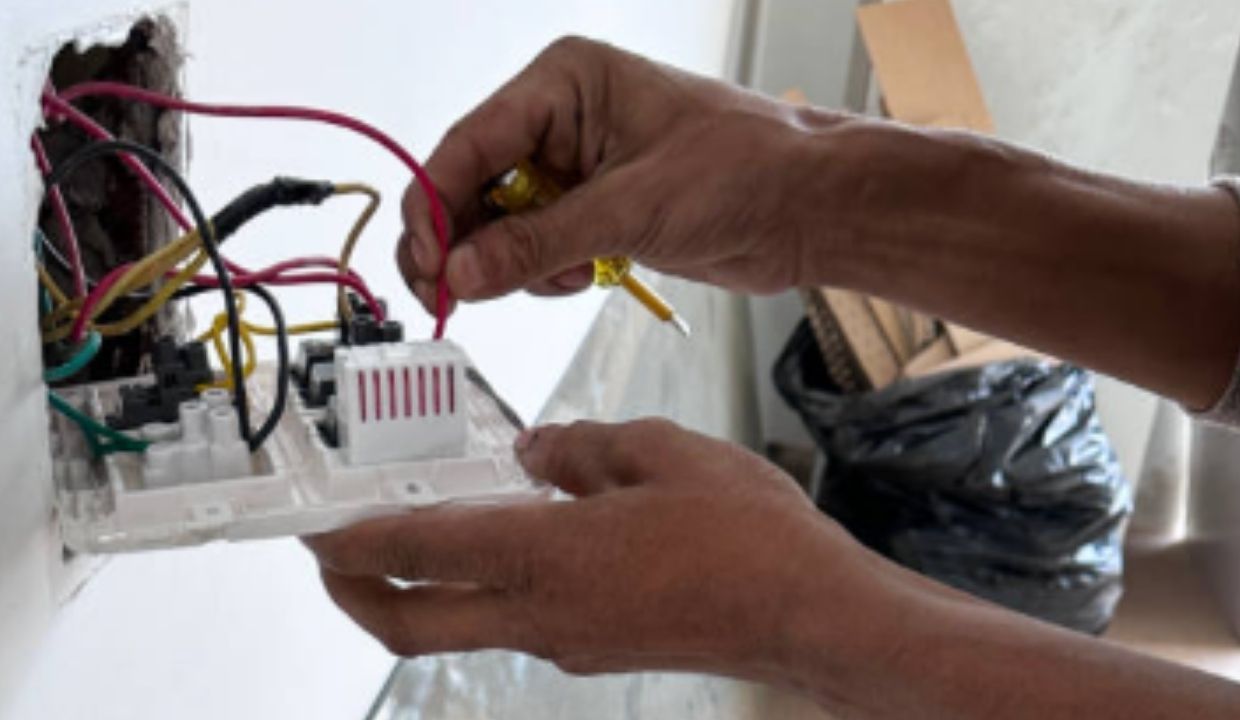 VIDEO: Joven resulta lesionado tras recibir descarga eléctrica en calles de Puebla HOY