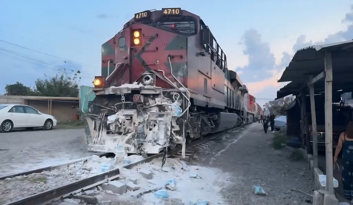 Tren embiste a tráiler en la carretera Amozoc-Acajete y provoca rapiña HOY