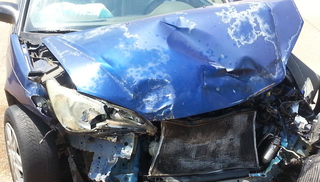 Choque en Tlalpan deja tres heridos y luminaria derribada