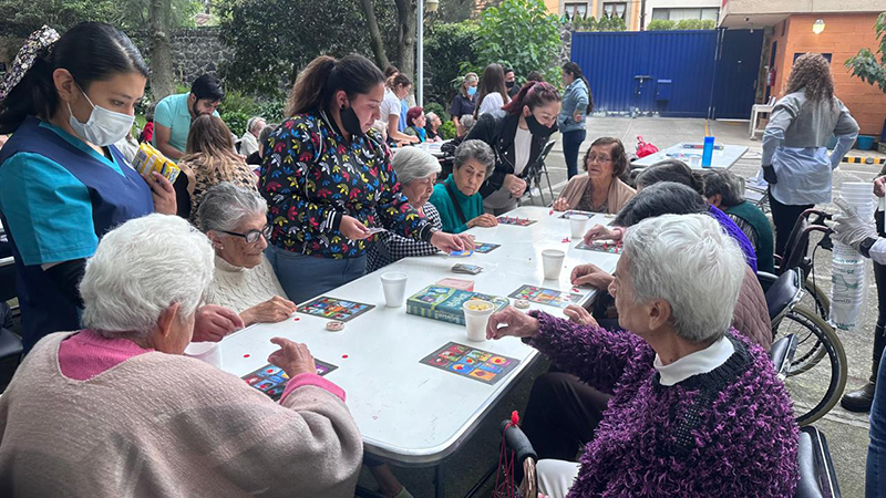 Personas conversando