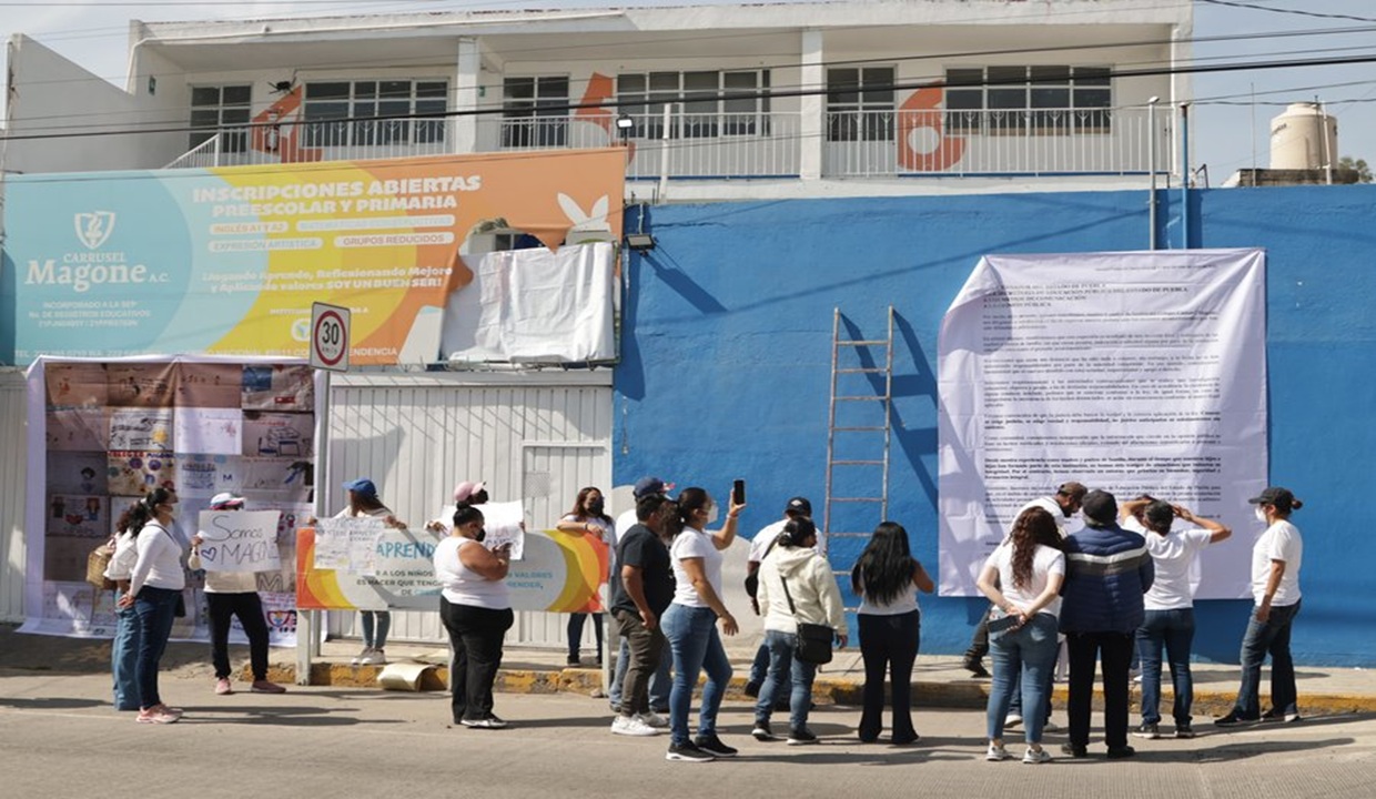 VIDEO: Padres de familia se manifiestan afuera de preescolar donde había ‘cuarto oscuro’ en la Romero Vargas