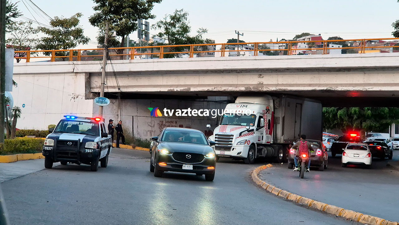 ¿Qué pasa en Chilpancingo hoy 2 de enero 2025? Tráiler queda atorado ...