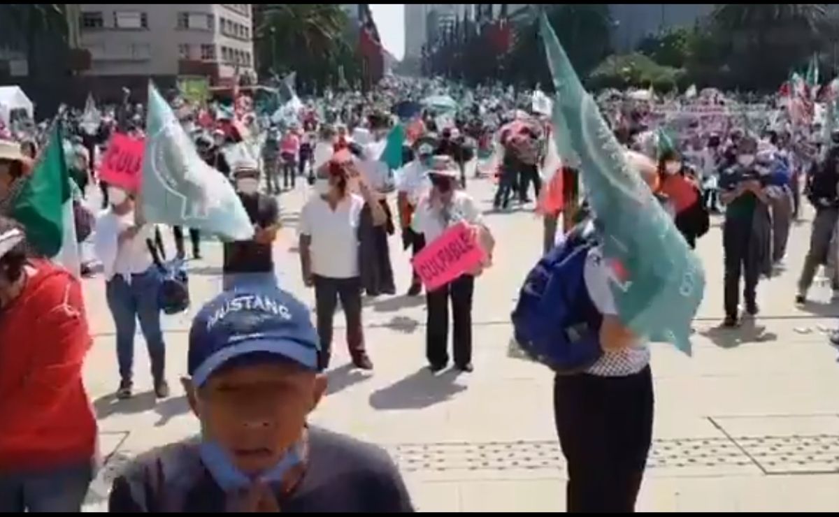 FRENAAA se manifiesta en Monumento a la Revolución