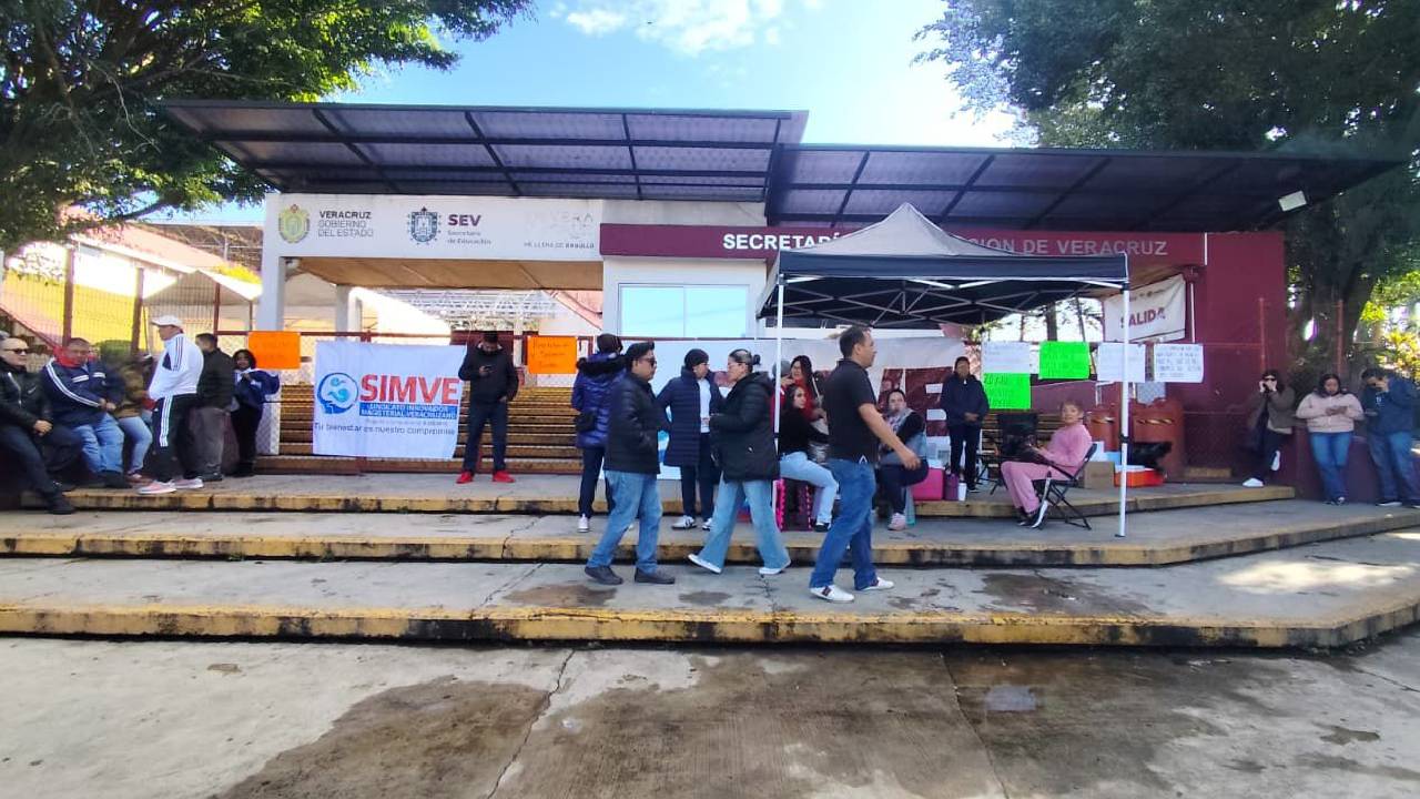 ¿Qué exigen los maestros que tomaron las instalaciones de la SEV en Xalapa?