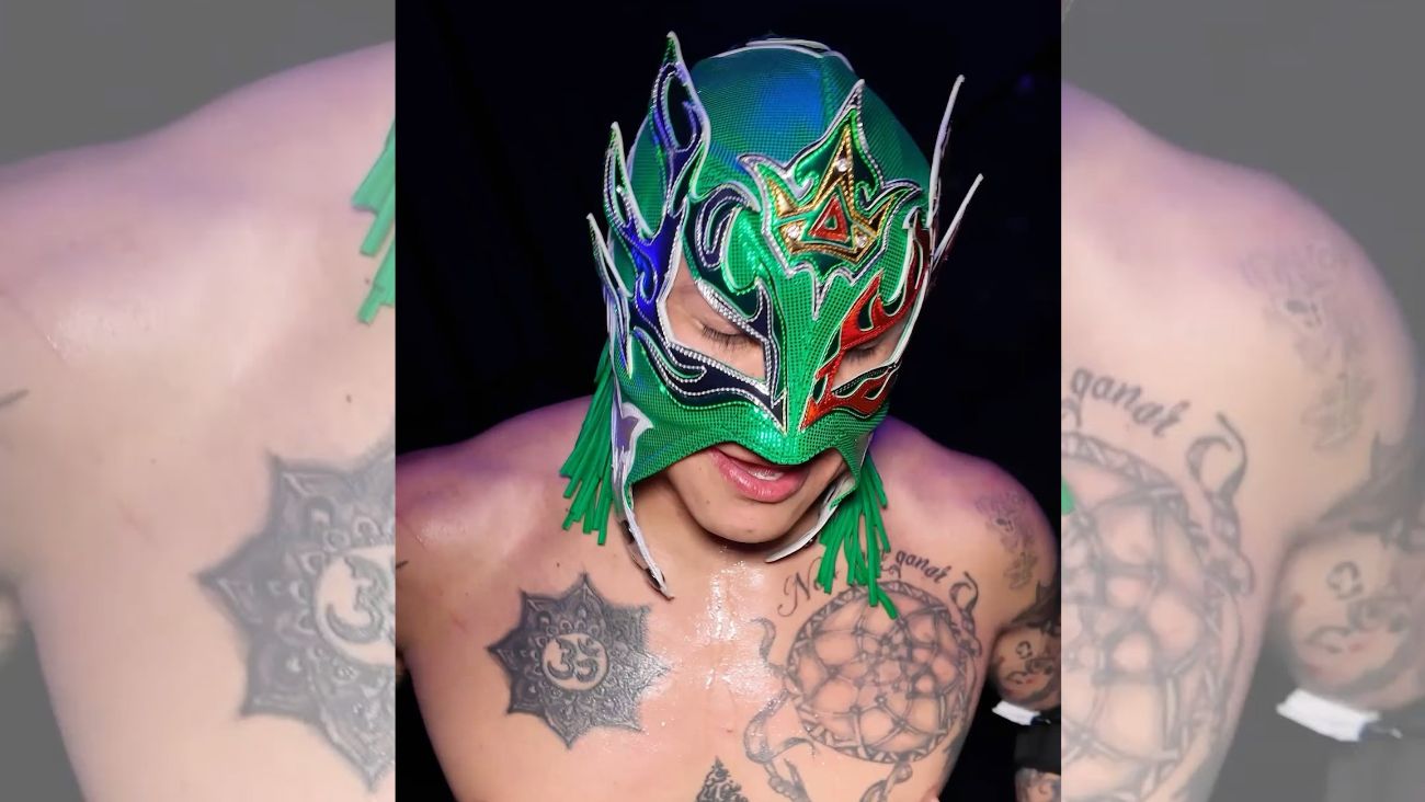 Luchador de WWE comete grave error y muestra el rostro de Rey Fénix sin máscara