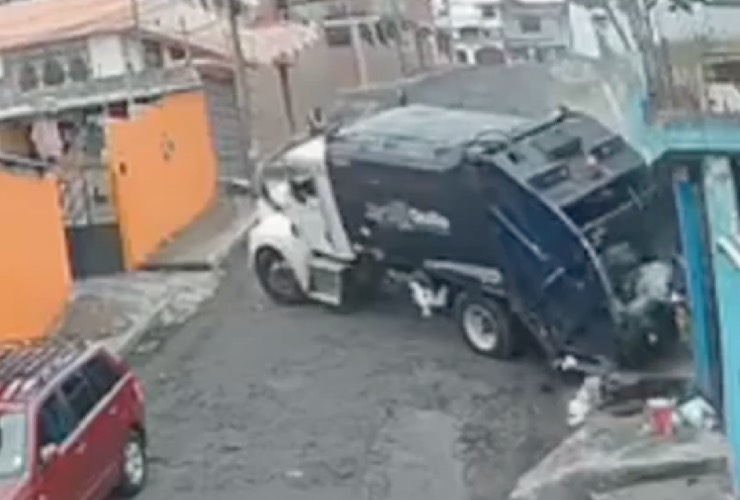 Camión de basura choca contra casa en Ecuador