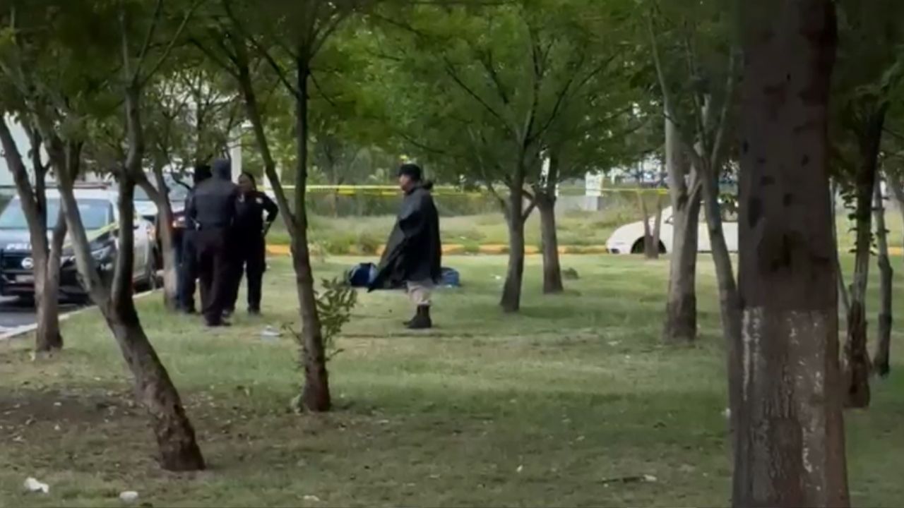VIDEO: Localizan cuerpo frente a universidad en Puebla hoy; así causó intensa movilización