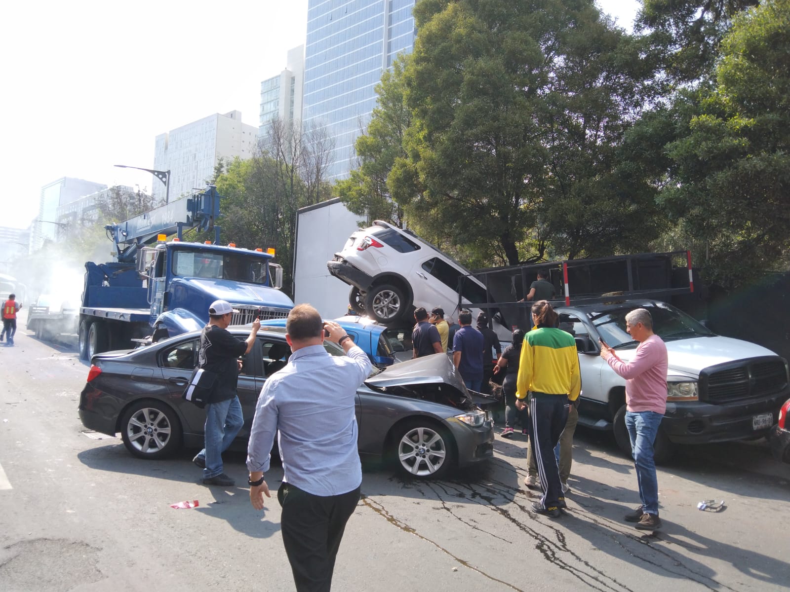 Grúa se queda sin frenos y choca contra seis vehículos en Santa Fe