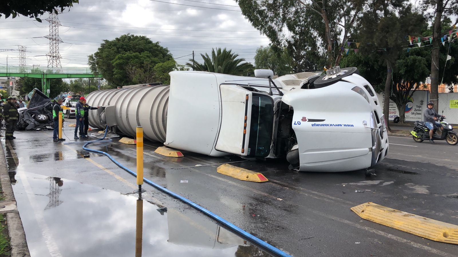 Pipa de agua vuelca y embiste auto en Eje 5, en Iztapalapa