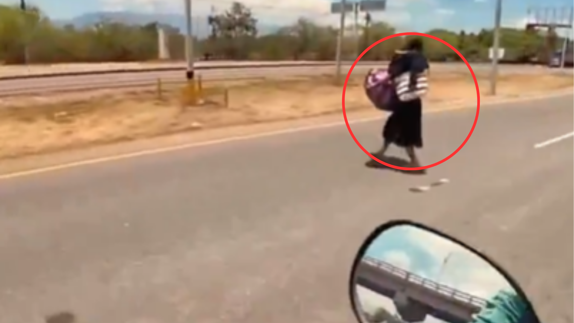 VIDEO VIRAL | Mujer evita la MUERTE tras cruzar una autopista y librar ...