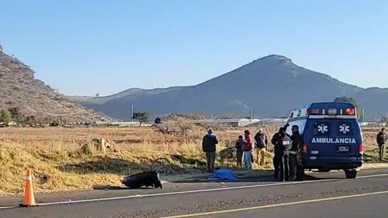 Abandonan cuerpo con huellas de violencia en la autopista Siglo XXI, en Puebla hoy sábado