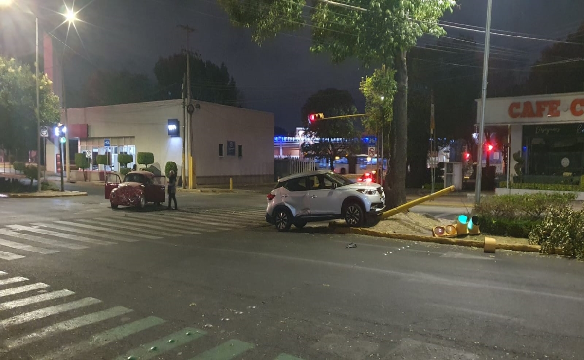 Conductor sufrió choque contra árbol entre las calles Jalisco y Coahuila Norte en Tehuacán