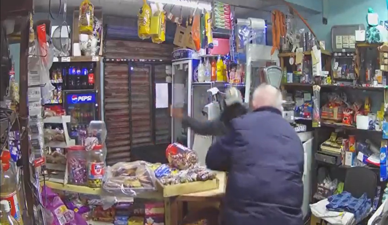 VIDEO: Agreden a 'abuelito' durante asalto en tiendita; suplicó que no le hicieran daño