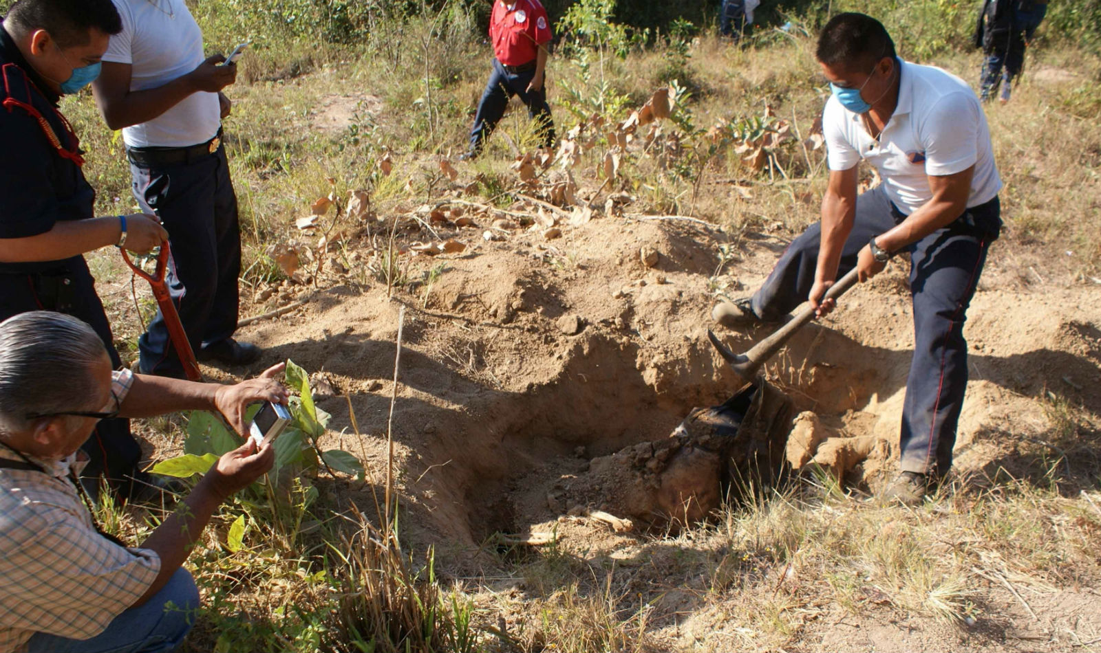 Encuentran 5 fosas clandestinas en Baja California Sur
